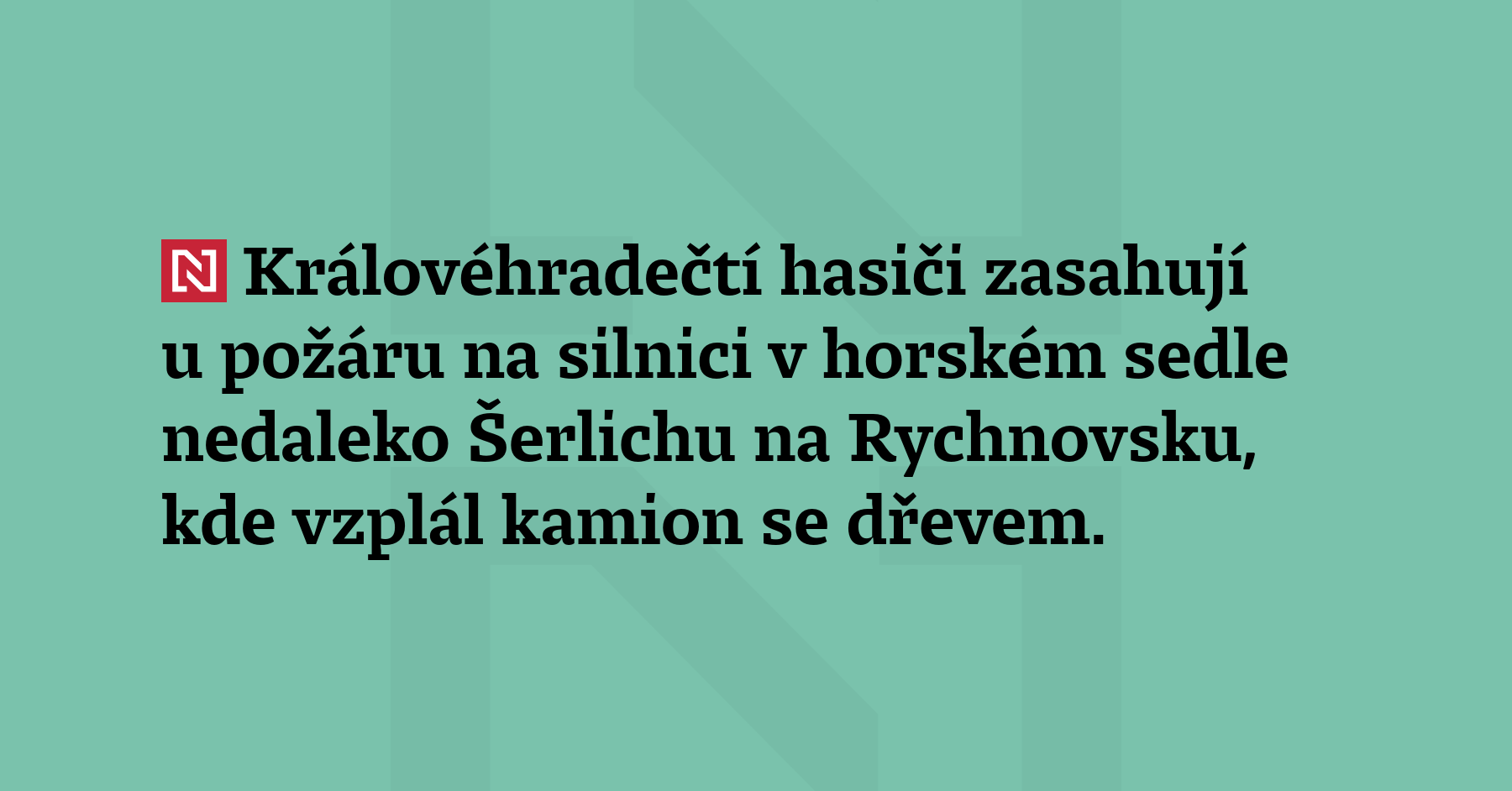 Královéhradečtí hasiči zasahují u požáru na silnici v horském sedle...