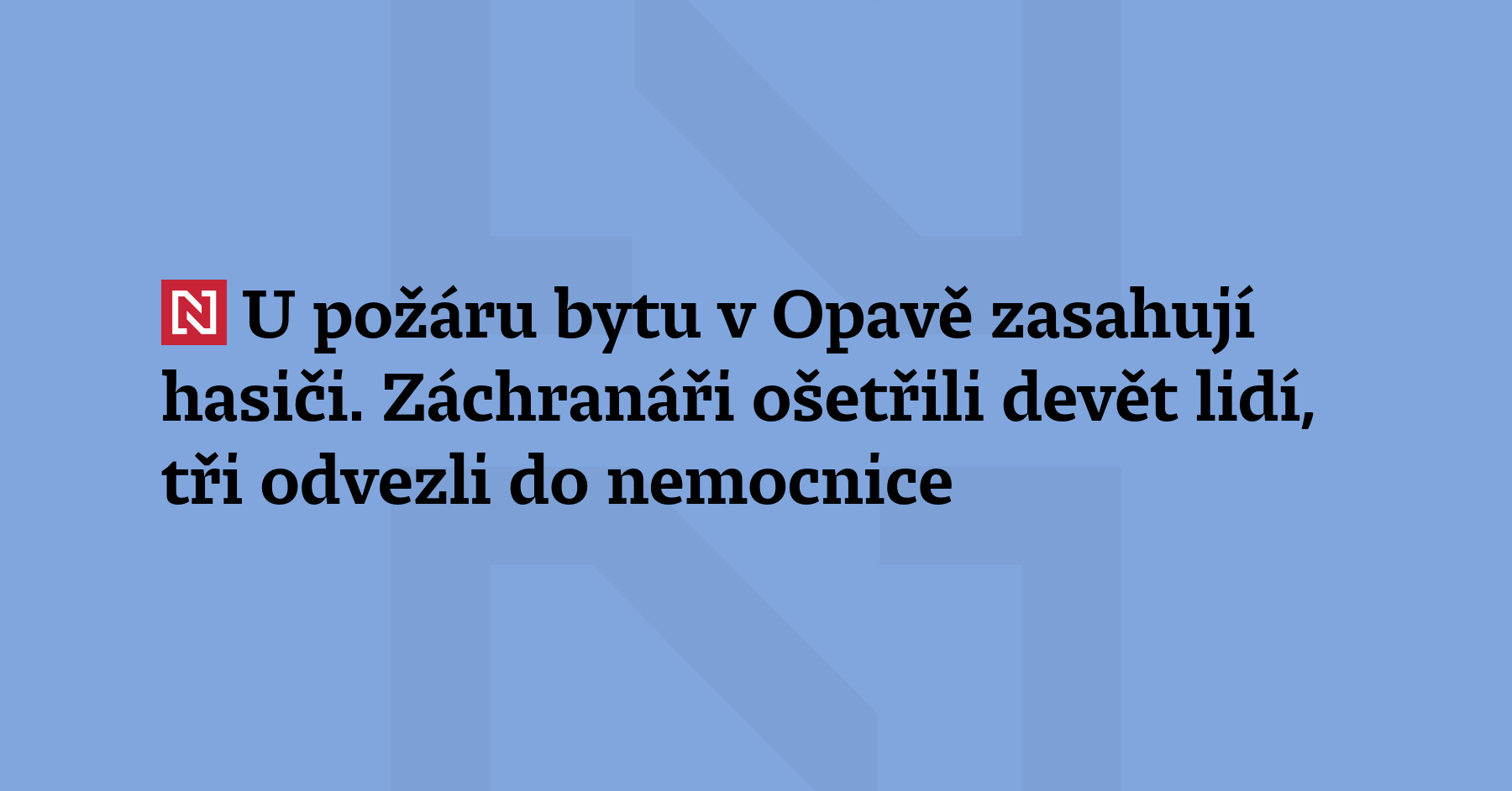 Hasiči zasahují u požáru v bytě panelového domu v Opavě-Kateřinkách. Zachránili osm lidí,...