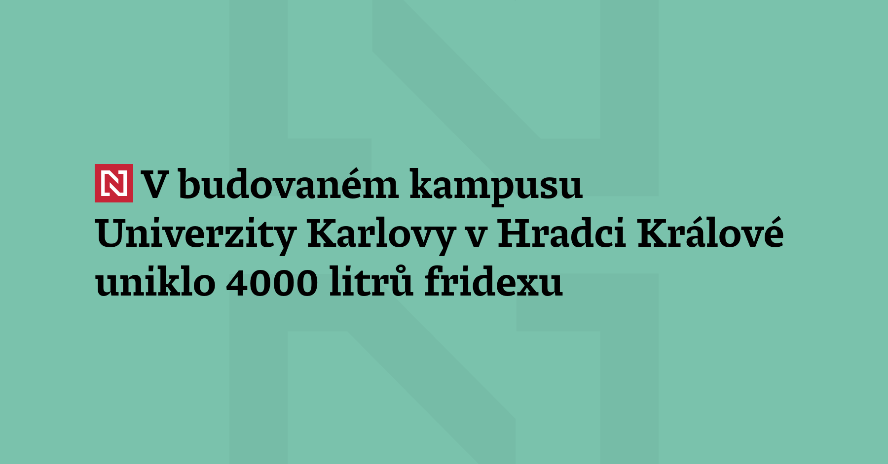 Z chladicího potrubí v budovaném lékařském kampusu Univerzity Karlovy v Hradci Králové ve...