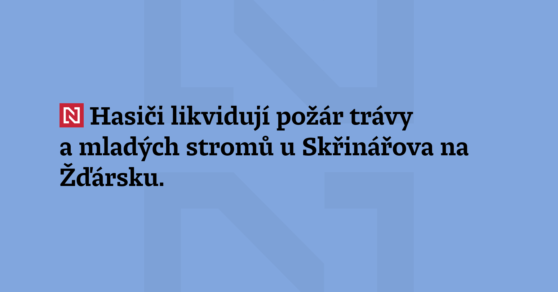 Hasiči likvidují požár trávy a mladých stromů u Skřinářova na Žďársku. Oheň...