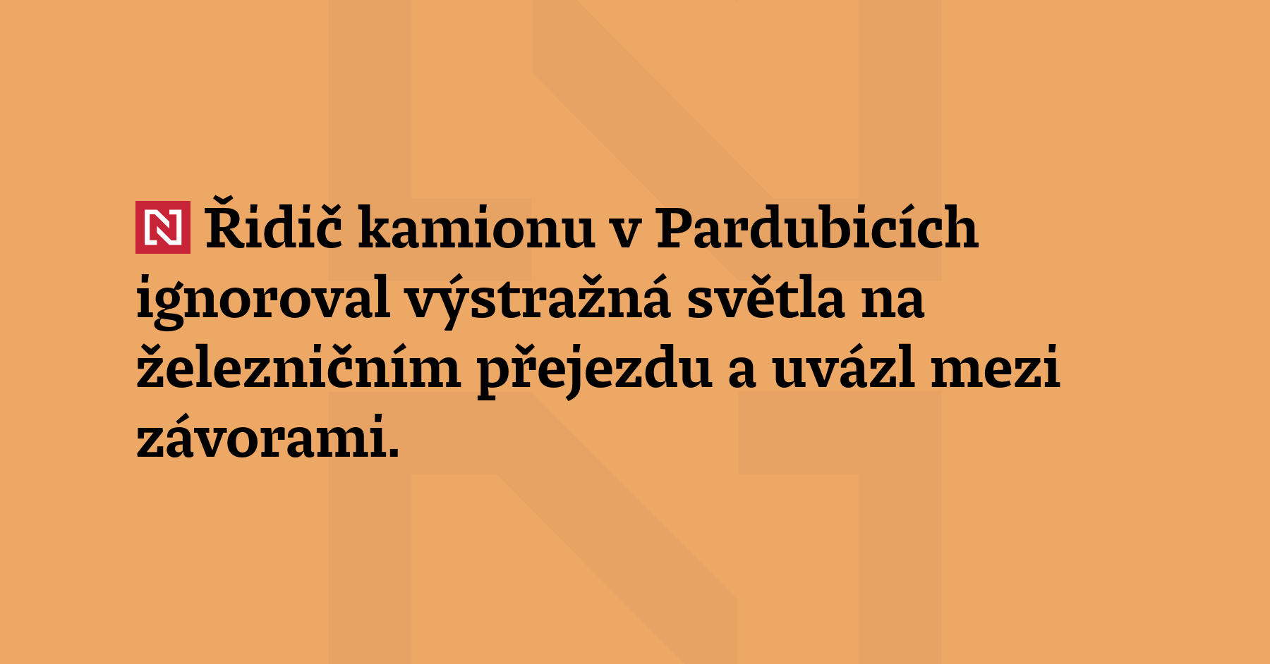 Řidič kamionu v Pardubicích ignoroval výstražná světla na železničním přejezdu a uvízl...