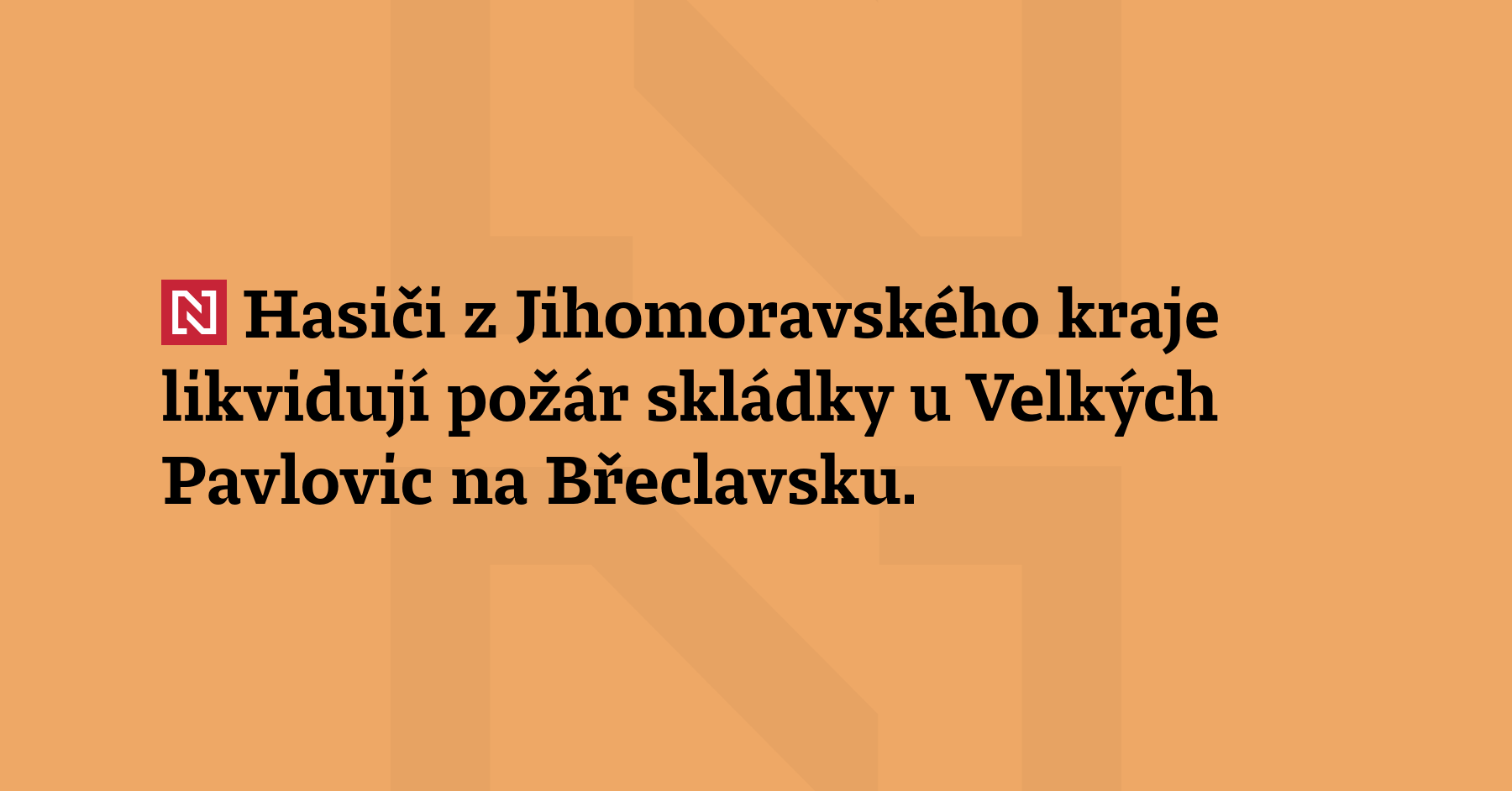 Hasiči z Jihomoravského kraje likvidují požár skládky u Velkých Pavlovic na Břeclavsku....