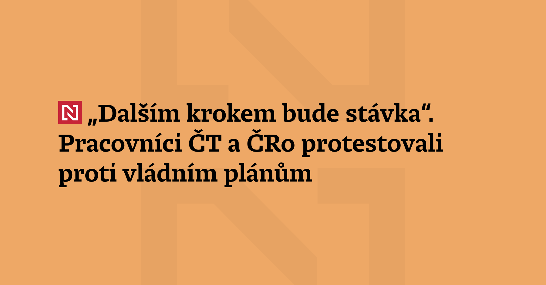 Stovky zaměstnanců České televize před pražským sídlem na Kavčích horách...