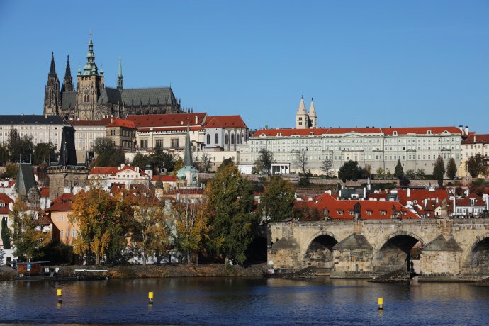 Unikátní divadlo, jehož dominantou je Pražský hrad. Foto: Deník N