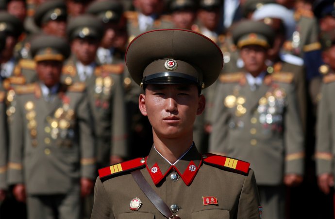 Severokorejský voják na vojenské přehlídce k 70. výročí založení KLDR (ilustrační snímek). Foto: Daniš Siddiki, Reuters