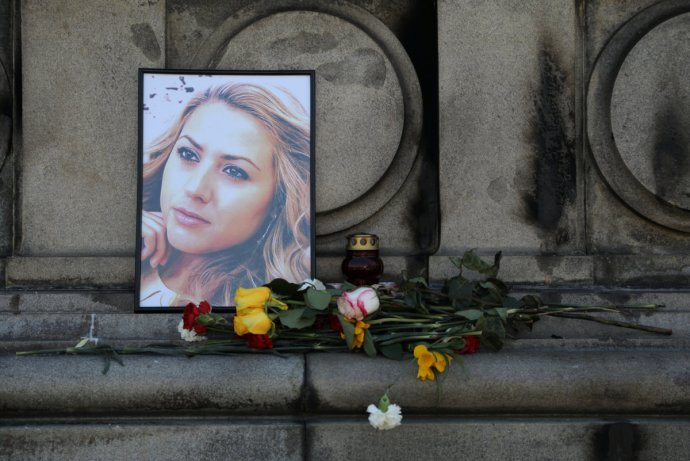 Květiny a svíčky na památku bulharské novinářky Viktorie Marinovové v Ruse. Foto: Stojan Nenov, Reuters