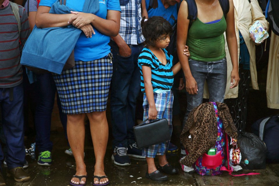Dívka z Hondurasu byla součástí karavany, která putovala přes Guatemalu a Mexiko až do USA. V ruce má Bibli. Její další osud není znám. Foto: Edgard Garrido, Reuters