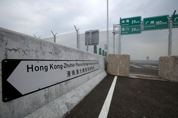 Velkolepý most je součástí neméně ambiciózního plánu Si Ťin-pchingovy vlády: spojit Hongkong a Macao s přilehlými městy na pevnině a celé území tak propojit v Oblast velkého zálivu. Na rozdíl od iniciativy Jeden pás, jedna stezka se tu hraje na vnitročínském písku, ovšem s jedním velkým "ale" - Hongkong a Macao k pevninské Číně váže princip "jedna země, dva systémy". Foto: Aly Song, Reuters