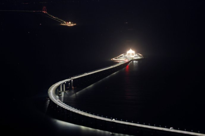 Most spojující Hongkong s pevninou, impozantní stavba dokončená loni. Foto: Bobby Yip, Reuters