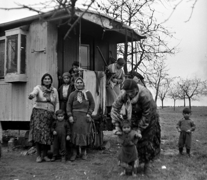 Olašští Romové po násilném usazení, 1959, Český Brod, FOTO: SOUKROMÝ ARCHIV EVY DAVIDOVÉ