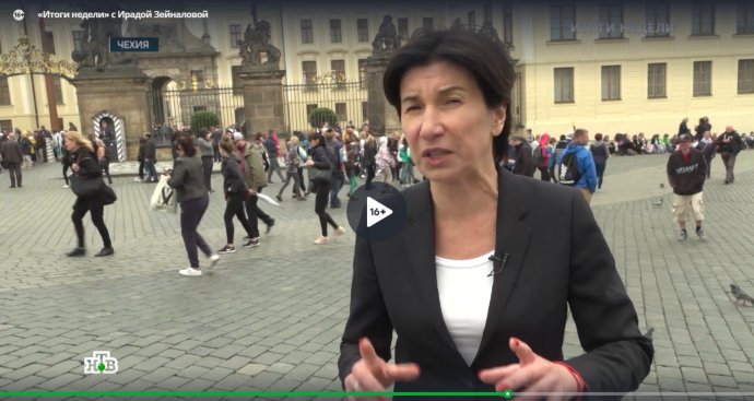 Moderátorka ruské televize NTV Irada Zejnalovová v reportáži o Novičoku v pořadu Itogi neděli, na pražském Hradčanském náměstí. Zdroj: NTV