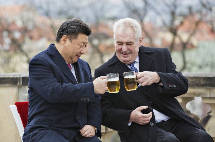 Prezident Miloš Zeman hostí svého čínského protějška Si Ťin-pchinga na terase Strahovského kláštera, březen 2016. Foto: René Fluger, ČTK