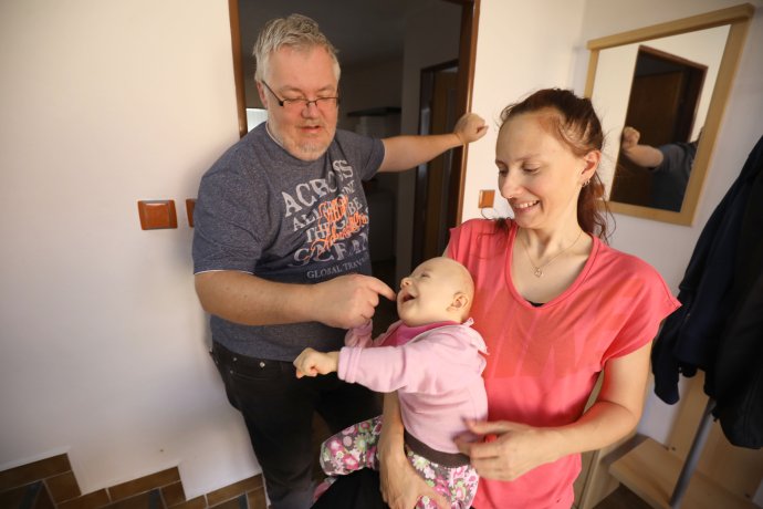Miroslav a Michaela Hokešovi se svou jedinečnou dcerou Růženkou.