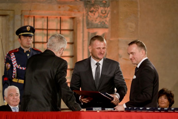 Pavol Krúpa (uprostřed) převzal 28. října státní vyznamenání. Foto: Ludvík Hradilek