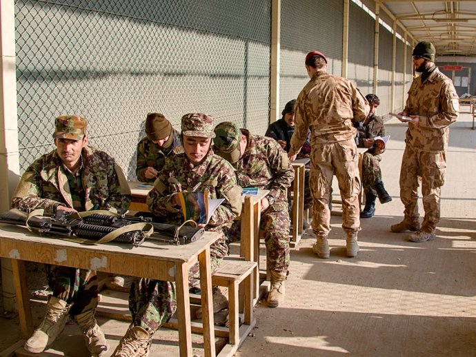 Čeští vojáci se v Afghánistánu podílejí na výcviku místních bezpečnostních složek. Foto: Armáda České republiky