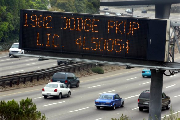 Digitální billboard na dálnici u Los Angeles vyzývá alarmem Amber řidiče, aby hledali dodávku Dodge. Foto: Fred Prouser / Reuters