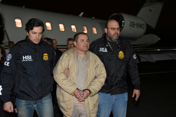 Jeden z nejostřeji střežených zločinců, Joaquin "El Chapo" Guzman, přilétá speciálním letadlem do New Yorku poté, co ho mexická vláda vydala Spojeným státům. Bylo to den před Trumpovou inaugurací. Foto:&nbsp;Reuters.