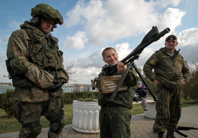 Ruští vojáci na okupovaném ukrajinském Krymu ve městě Sevastopol. Foto: Pavel Rebrov, Reuters