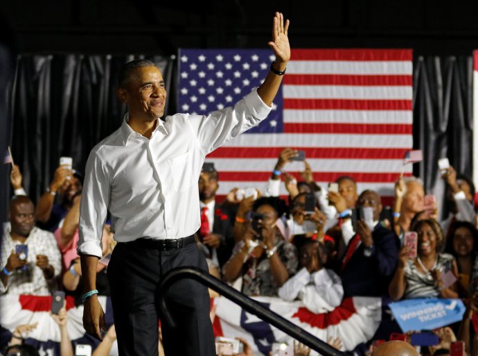 Když vystoupil na pódium, lidé nedokázali utichnout. Barack Obama má pro část Američanů pořád obrovskou přitažlivost a vzbuzuje emoce jako v současnosti snad žádný žijící bývalý prezident. Foto: Reuters, Joe Skipper