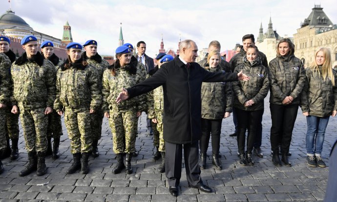 Ruský prezident Putin stále sází víc na sílu, armádu a tajné služby než na ekonomiku. Foto: Alexander Něměnov, Reuters