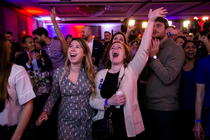 Příznivci Demokratické strany ve štábu ve Washingtonu slaví zatím odhadované vítězství ve volbách do Sněmovny reprezentantů. Foto: REUTERS / Al Drago