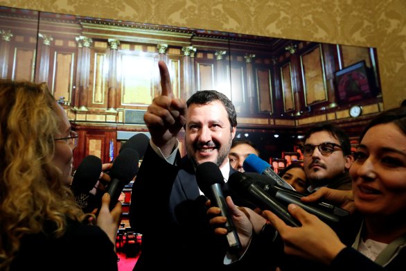 Premiérem je sice Giuseppe Conte, nevýraznějšími členy vlády jsou ale její místopředsedové, šéfové dvou hlavních koaličních stran. Ministr vnitra Matteo Salvini, lídr Ligy Severu (na snímku; tím druhým je vůdce Hnutí 5 hvězd, ministr práce a průmyslu Luigi Di Maio). Foto: Remo Casilli, Reuters