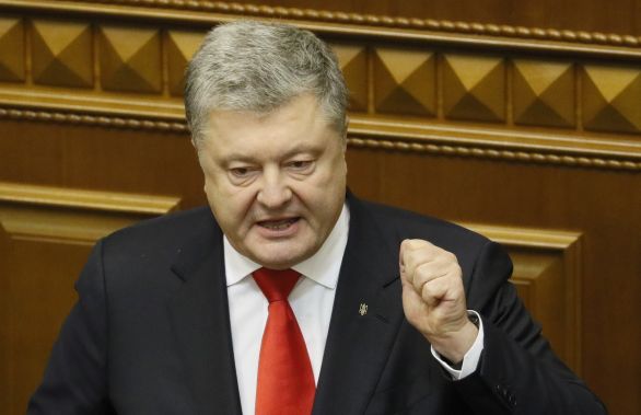 Válečný stav? "Vůbec to neznamená, že by Ukrajina zahájila jakékoli útočné akce. S nikým se nechystáme válčit. Válečný stav se vyhlašuje výhradně kvůli obraně," uvedl prezident Ukrajiny Petro Porošenko (na snímku při projevu v parlamentu). Foto: Valentyn Ogirenko, Reuters