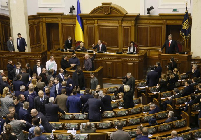 Zasedání ukrajinského parlamentu obvykle probíhají poměrně bouřlivě a osobnímu kontaktu s epolsanci zpravidla nevyhnou. Jak to bude během karantény zatím není jasné. Foto: Valentin Ogirenko, Reuters