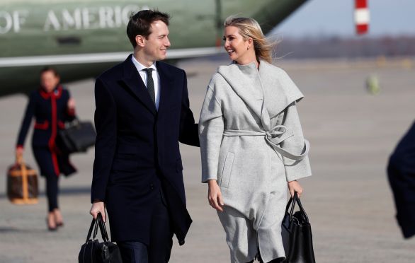 Ivanka Trumpová nastupuje do letadla s manželem Jaredem Kushnerem. Federální policie nyní vyšetřuje její podíl na fakturování předražených poplatků za ubytování v hotelu Trump International. Foto: Kevin Lamarque, Reuters.