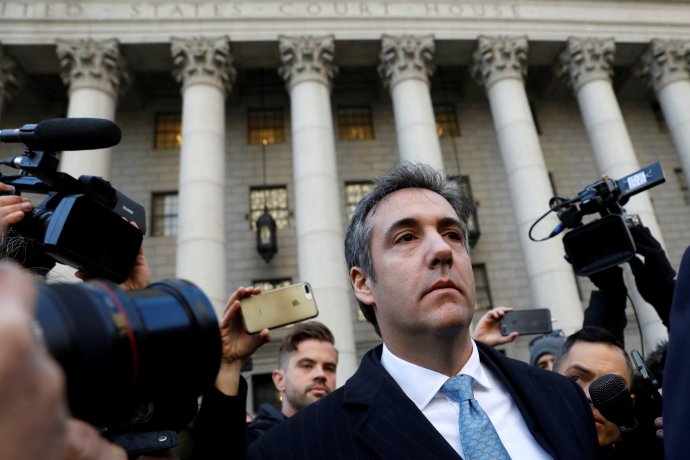 Bývalý právník Donalda Trumpa Michael Cohen odchází z federálního soudu na Manhattanu poté, co se přiznal, že lhal, když se snažil zakrýt Trumpovy obchodní vztahy s Ruskem. Foto: Andrew Kelly, Reuters