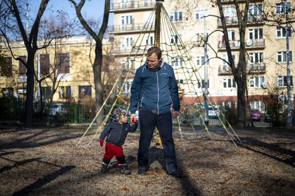 Vít Dostál se synem. Foto: Gabriel Kuchta, Deník N