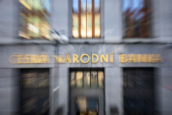 Současná Bankovní rada České národní banky drží základní úrokovou sazbu na sedmi procentech už rok. Foto: Gabriel Kuchta, Deník N