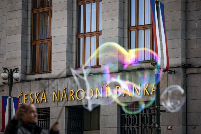 V průběhu roku se Česká národní banka chystá dále zvyšovat sazby. Foto: Gabriel Kuchta, Deník N