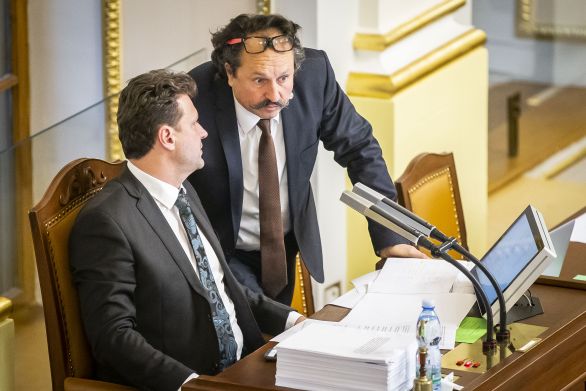 Předseda Sněmovny Radek Vondráček a poslanec Miloslav Janulík. Foto: Gabriel Kuchta, Deník N