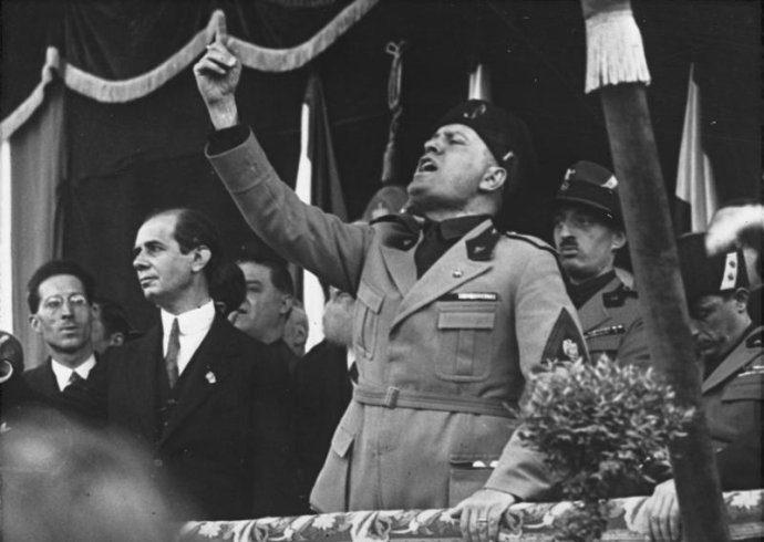 Tomáš Garrigue Masaryk udělil ve 20. letech Řád bílého lva vůdci fašistické Itálie Benitovi Mussolinimu. Zdroj: Bundesarchiv, Bild 102-09844 / CC-BY-SA 3.0