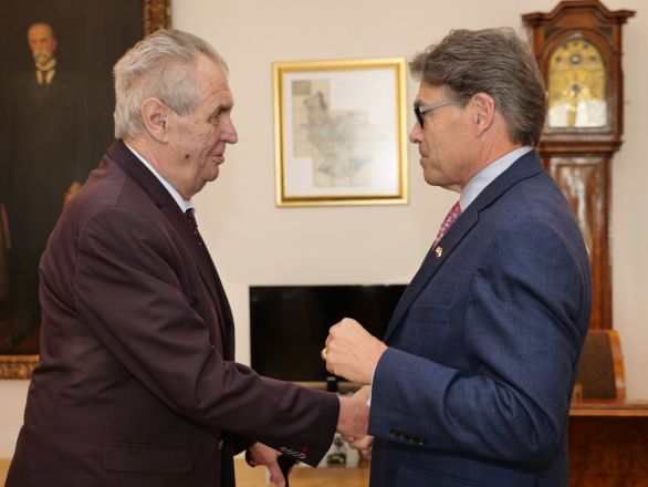 Americký ministr pro energetiku Rick Perry s prezidentem Milošem Zemanem. Foto: Rick Perry, Twitter