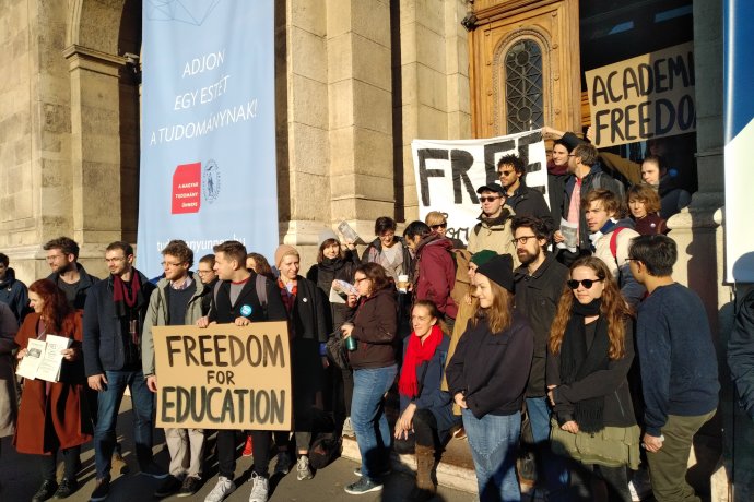 Studenti v Budapešti demonstrují proti vládním zásahům do vysokého školství. Foto: Jan Moláček, Deník N
