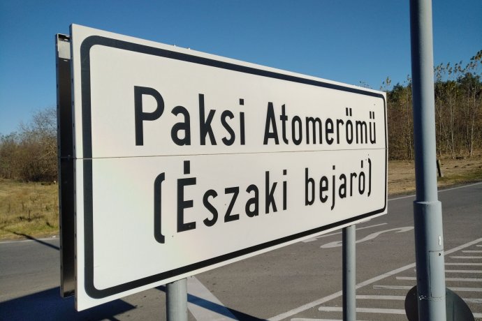 Silniční ukazatel k maďarské jaderné elektrárně ve městě Paks. Foto: Jan Moláček, Deník N