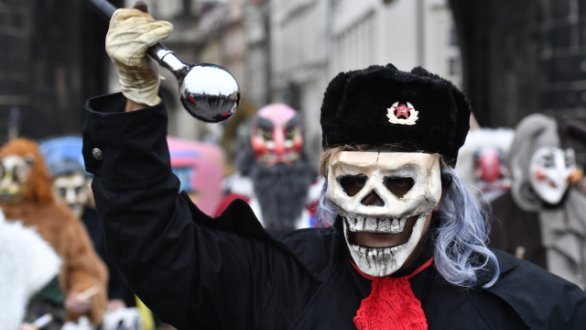 Karnevalové masky ovládnou 17. listopadu Prahu i Rožnov pod Radhoštěm. Foto: ČTK