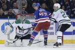 Útočník New Yorku Rangers Filip Chytil v zápase proti Dallasu. Foto: AP/Seth Wenig