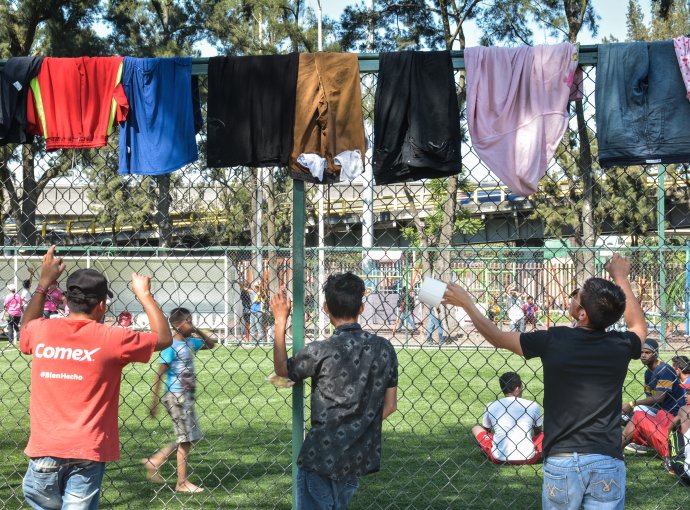 Fotbal v improvizovaném migračním táboře v Mexico City. Foto: Natalia Meneses Alis
