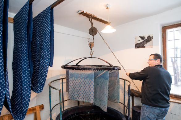 V 19. století byla modrotiskařská dílna snad v každém malém městečku, ve 20. století jich začalo ubývat, dodnes jsou v Česku v provozu dílny v Olešnici a ve Strážnici. Foto: NÚKL