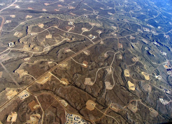 Frakovací těžba ve Wyomingu. Foto: EcoFlight