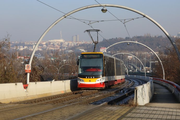 Tramvaj vybavená klimatizací šplhá na pražský Barrandov. Foto: Ludvík Hradilek, Deník N