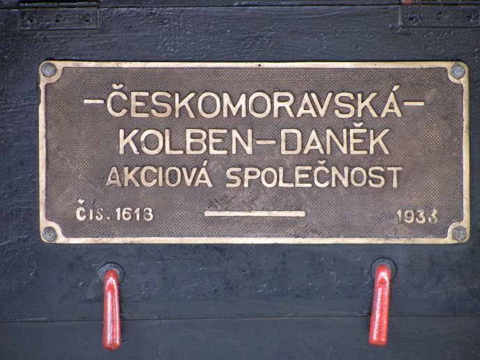 Výrobní štítek parní lokomotivy. Foto: Wikimedia, Jindřich Běťák