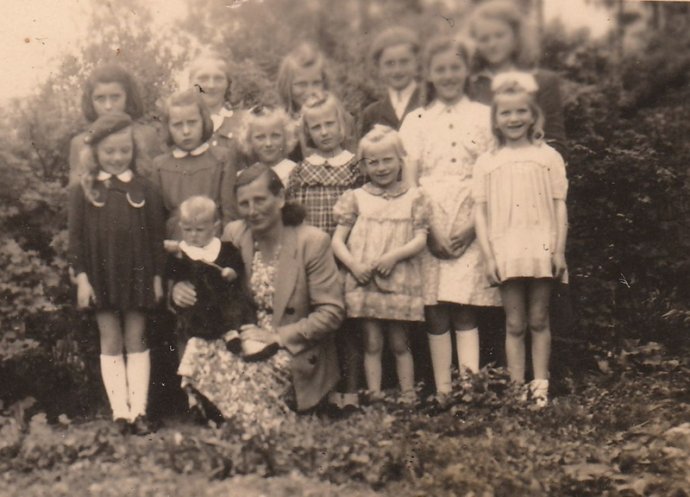 Nedělní škola v roce 1950 pod vedením sestry Slámové (Kolaříkové). Foto: archiv sboru Bratrské jednoty baptistů v Aši
