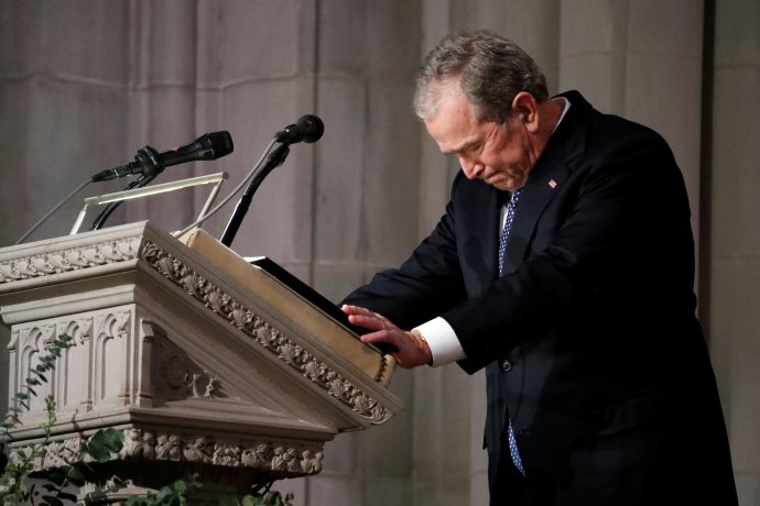 Nejdojemnější okamžik z celého projevu. George W. Bush se zlomí pláčem při slovech, jak byl George H. W. Bush tím nejlepším tátou, jakého si syn a dcera můžou přát. Foto: Alex Brandon, Reuters