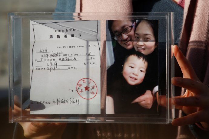 "Ještě že mám Čchüan-čchüana, je to moje sluníčko. Jen se mě poslední dobou často ptá: ‚Je táta mrtvý?‘" Foto: Thomas Peter, Reuters