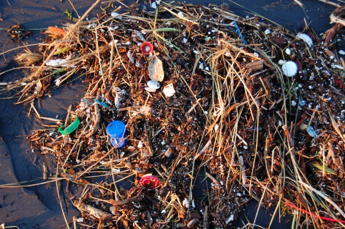 "Plastový oceán." Přes 80 % odpadu v mořích tvoří plasty. Foto: Kevin Krejci, Flickr, CC BY 2.0