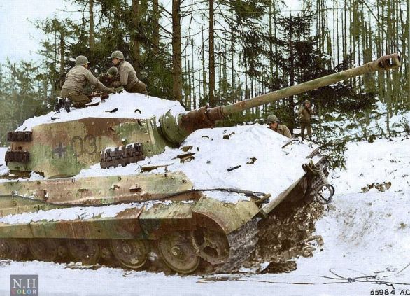 Američtí vojáci u opuštěného německého tanku Tiger II v Ardenách (kolorizace: Nikos Hatzitsirou & Colorizing Historical Photos, původní snímek: US Army Signal Corps)